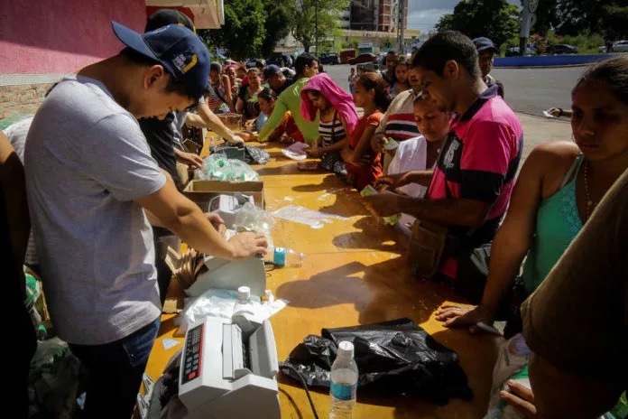 _legacy_2017_11_people-buy-goods-from-a-food-wholesaler-in-ciudad-bolivar-venezuela-december-19-2016-reuters-william-urdaneta-editorial-use-only-no-resales-no-archive